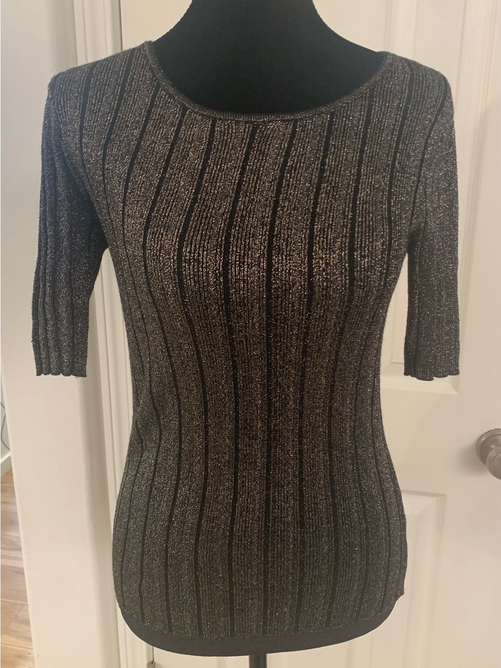 T Tahari Black and Silver Metallic Ribbed Short-Sleeve Top